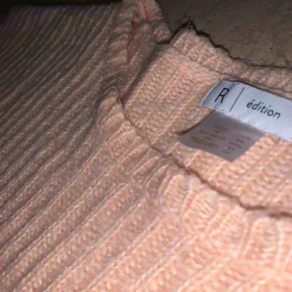 Beige stickad tröja köpt från ellos. Den är i bra skick och använd 4 gånger. Stickat.