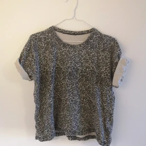  - Köpt second hand, leopardmönstrad i grått, oversized, passar storlek xs-m