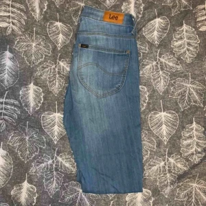  - Ljusa Lee jeans  Väldigt lite använda  Passar normal S 