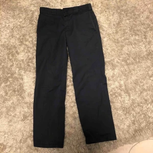  - Säljer mina blåa dickies. Dem är i bra skick och har inga hål. Dem är baggy