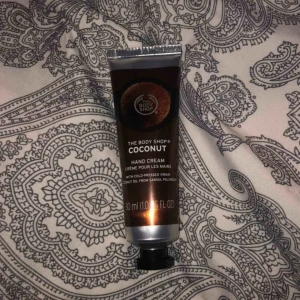  - Superbra handkräm från The Body Shop som doftar kokosnöt. Helt oanvänd som ni kan se på bild två. Nypris: 50kr Mitt pris:40kr