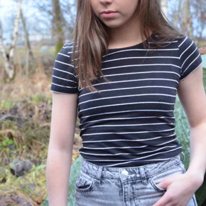  - 🛍En tight, randig t-shirt från hm. Endast använd en gång för en dansuppvisning. 95% bomull och 5% elastan. Vid frakt tillkommer extra kostnad.