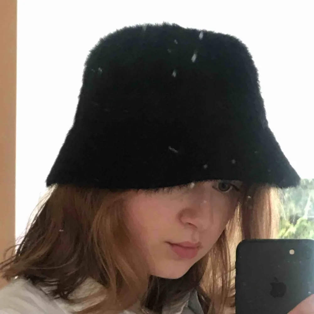 SÅ COOL HATT!!! Använd 1 gång. Säljer då den inte passar min stil😭😭. Accessoarer.