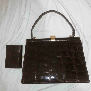  - Fin croco skinande läder väska med matchande plånbok. Väskan går för 150kr och med plånboken 225kr. Köpare står för frakt.