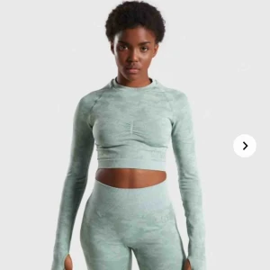  - Oanvänd/ny långärmad crop top från Gymshark. Strl M, färg: sage green. Alla tags kvar. nypris 450kr.   Hämtas på Kungsholmen 
