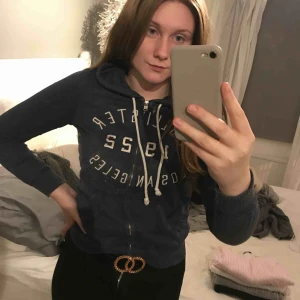  - Säljer min hollister kofta pga att jag inte använder den längre, är som i ny skick  Köparen står för frakt 