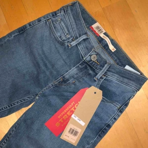  - Modell 710 Super skinny (Motsvarar en ungefärlig XS-storlek). Jeansen är väldigt stretchiga.  Jeansen är oanvända och säljes pågrund av fel storlek, prislapp och etikett finns kvar. Ordinariepris 1099 kr Pris kan diskuteras vid snabb och smidig affär.