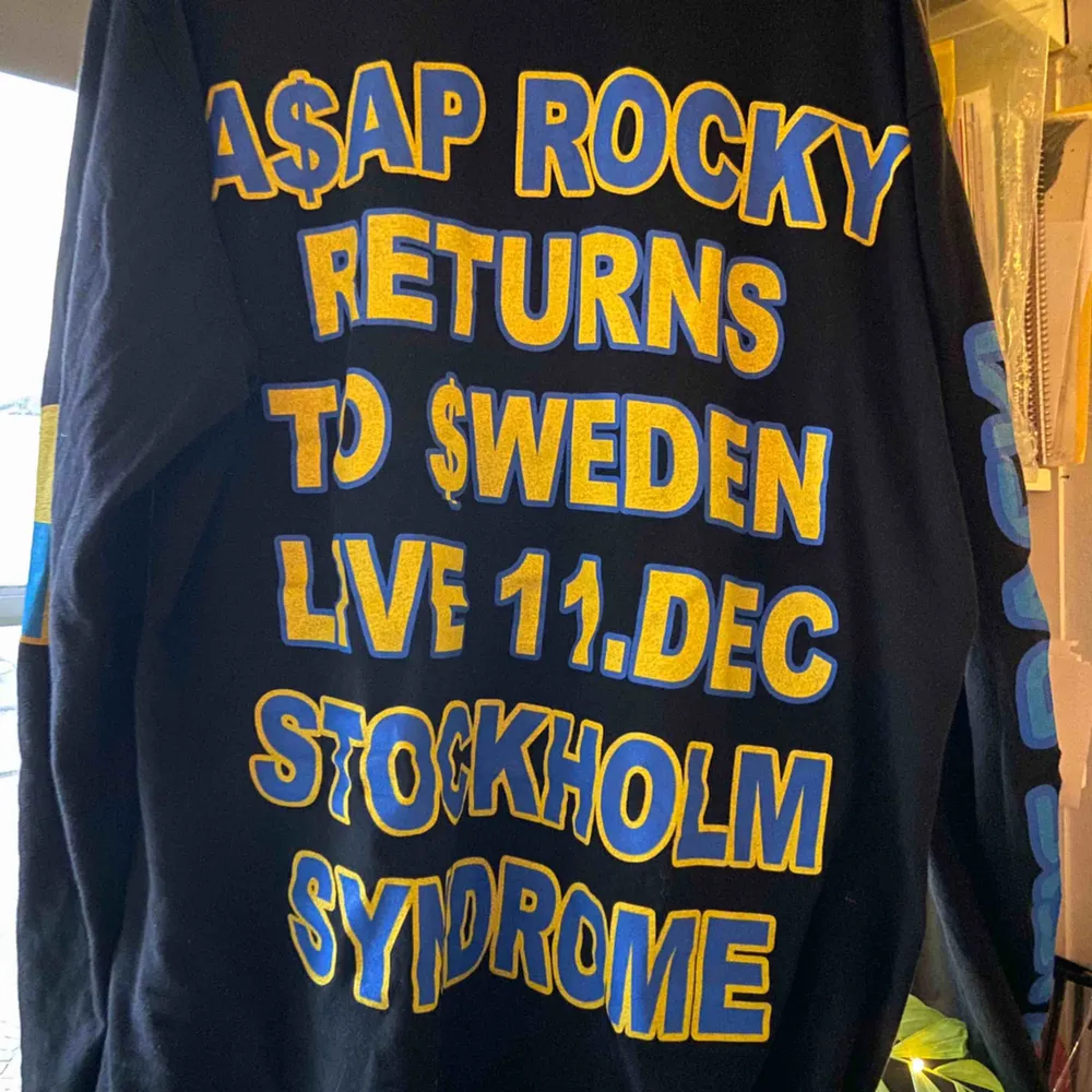 Långärmad tröja från ASAP ROCKYs limited edition merch från konserten i Stockholm. Strl. M Köpte två storlekar, köpt på konserten, har kvitto.  Budgivning avslutas 14 december kl 13.  Möts upp i Lund/närheten eller så står köpare för frakt. Tröjor & Koftor.