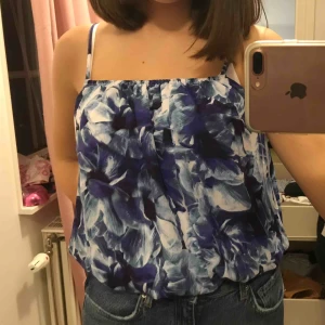  - topp från bikbok, fint skick, inga fläckar och inte heller nopprig! 