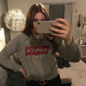  - Säljer en Levis hoodie pga ingen användning av längre. Ordinarie pris 700kr  Köparen står för frakt  