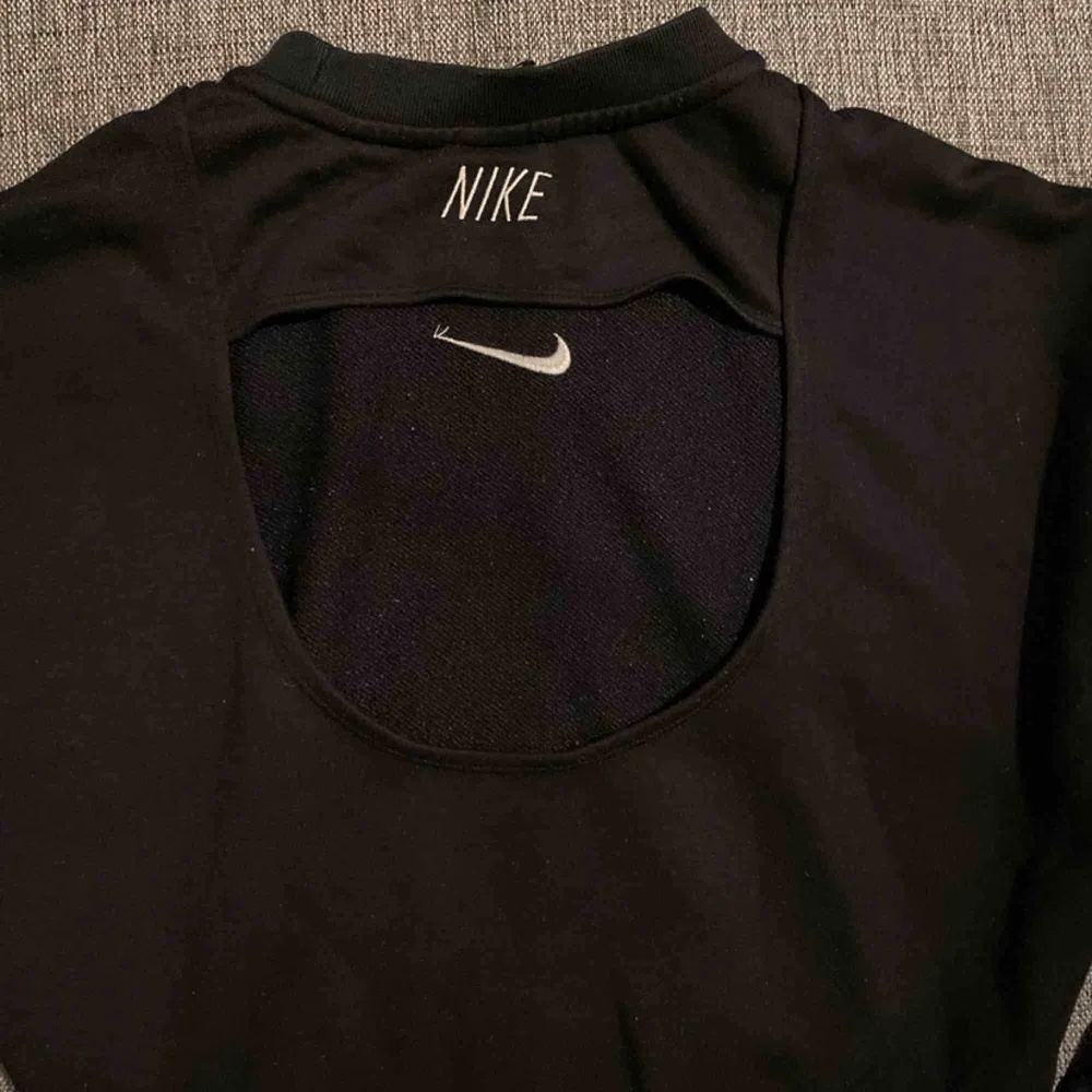 Sweatshirt från Nike med cool detalj i ryggen. Hoodies.