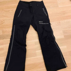  - Utsvängda skidbyxor från Marmot. Som nya! 