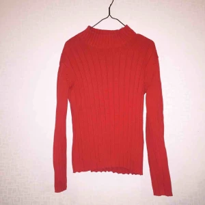  - Röd kabelstickad tröja i storlek 3, skulle säga att det är storlek S! Endast använd 1 gång så är så gott som ny! Säljes då den inte används längre!