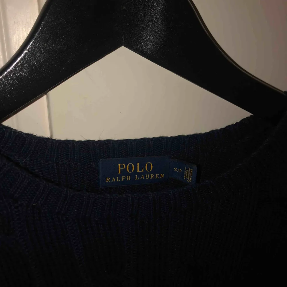 Stickad tröja från Ralph Lauren i nyskick. Färgen är mörkblå med röd logga. Använd ca 5 gånger och säljer pga inte använder. Köparen står för frakt eller mötas i Björklinge eller Uppsala❣️. Stickat.
