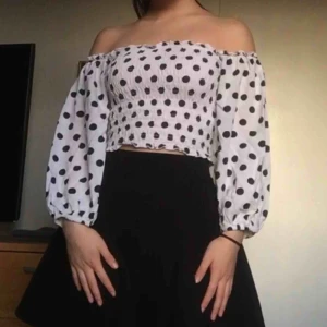  - Jätte fin offshoulder tröja/blus som ej kommit till användning längre. Därför tycker jag att den borde få en ny ägare!!💝Om ni har några frågor osv får ni gärna kontakta mig!!  Puss!!💕