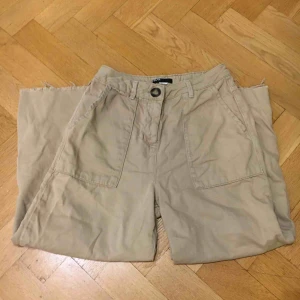  - Beiga fina byxor från Urban outfiters tror jag? Vida och lite kortare i modellen. 🌪 litet litet hål visar på sista bilden.