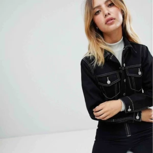  - Jacka i storlek 40 men sitter som en 34/36. 