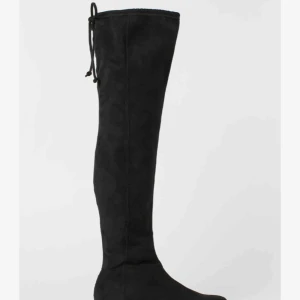  - Fina knähöga stövlar, använda 1 gång sedan inget mer. Kan SKIXKA egna bilder vid intresse 