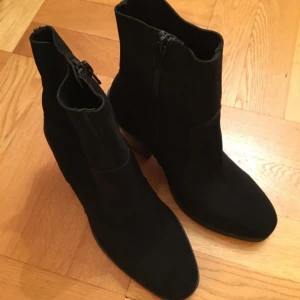  - Snygga mocka stövletter. Aldrig använda. 