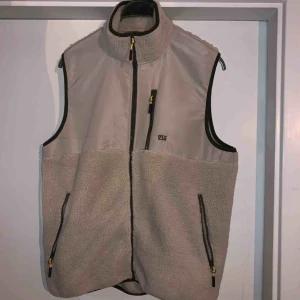  - Använd endast 1 gång, i perfekt skick. Storlek L men passar även M. Priset kan diskuteras vid snabb affär 