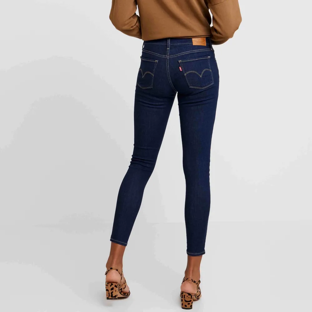 Mörkblå Levi’s jeans storlek 23, 710 super skinny bra skick. Nypris 1099:-. Jeans & Byxor.