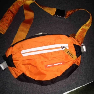 Preston bumbag - Säljer min fina vackra heron Preston bumbag bara använt denna sommaren , köpt för ett år sedan , är i mkt bra skick  Nypris 2700kr
