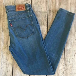  - Säljer mina lågmidjade Levis 710 Super Skinny Stretch Jeans, storleken 24. Motsvarar storlek xs