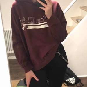 - ny och fin hoodie. vinröd i färgen och varm och mysig för vintern. väldigt fint skick eftersom den är sällan använd💗från gina tricot 