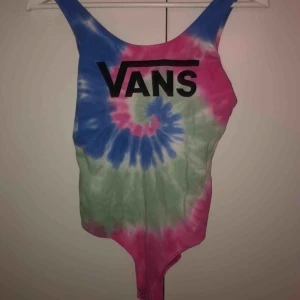  - Supercool body från Vans. Köpt nyligen från Zalando och verkligen älskar den😍 tie dye och kan användas både med och utan bh🤩