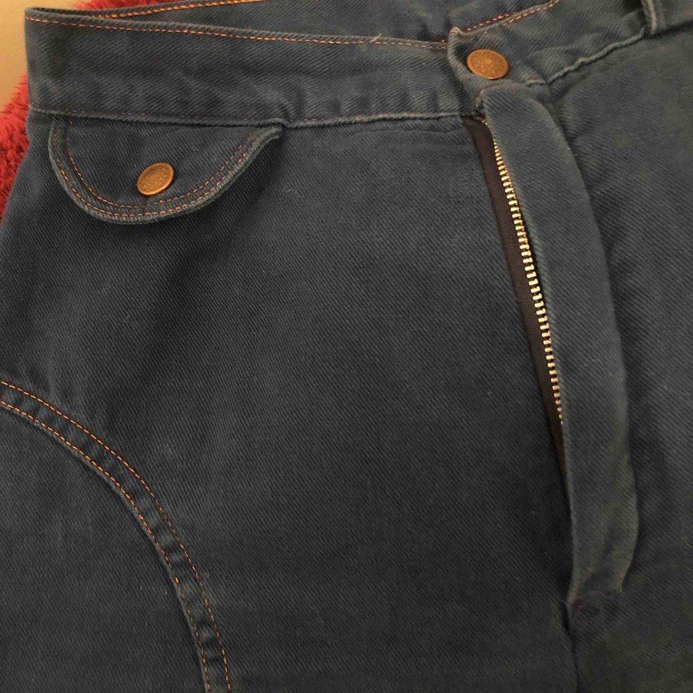 Vintage 70 tals jeans, som nya men är tyvärr för stora för mig. Byxorna är 68cm runt midjan och har skit snygga orangea söm detaljer på sidorna.. Jeans & Byxor.