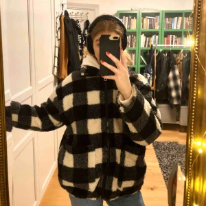  - Jättefin jacka från pull and bear!! Köpt förra vintern men använd sällan och i fint skick! Passar S/M