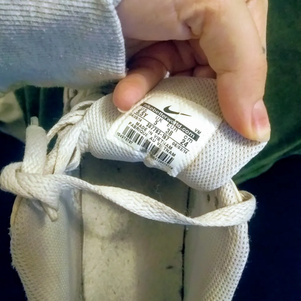 Vita Nike i storlek 38. Inköpta förra året.. Skor.