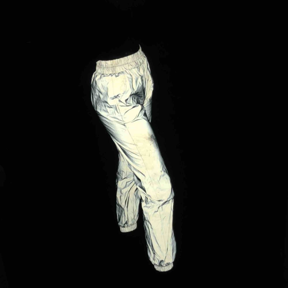 Supersnygga reflexbyxor köpta för ca 600kr. Endast använda en gång men finns en fläck på vänster ben som syns i vissa ljus, därav pris. Sitter perfekt i midjan då dom är stretchiga, passar XS-S. Jeans & Byxor.