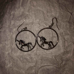  - Örhängen med enhörningar 🦄!! Supersöta 🌸