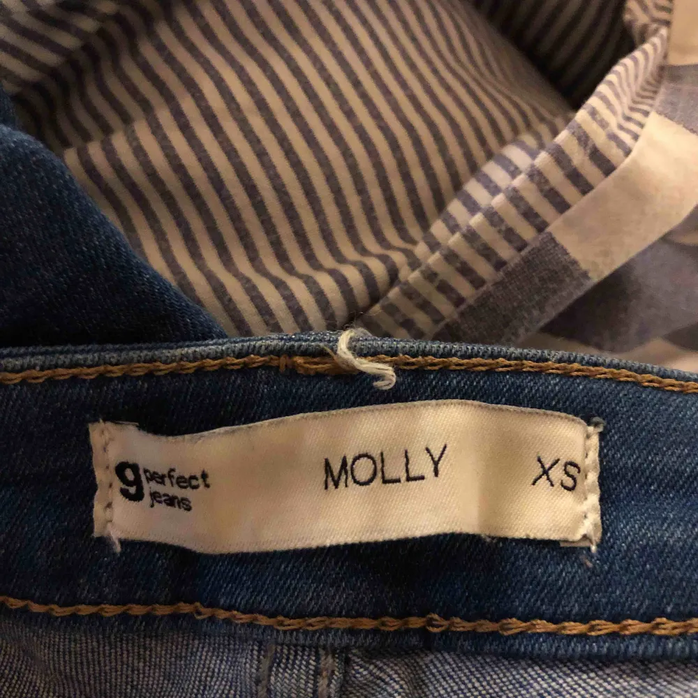 Mörkblå tighta jeans med hål på knäna från ginatricot i modellen Molly. Jeansen är fortfarande i bra skick men de kommer tyvärr inte till användning längre.. Jeans & Byxor.