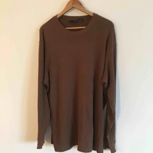 Tröja - Skön långärmad tunn tröja från RedSand. Små slitningar finns på plagget men inget märkbart.  Finns för upphämtning i Nyköping , kan även skickas där mottagaren står för frakt 