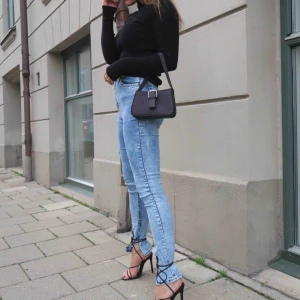  - Väska från BOOHOO. endast använd på dessa bilder. Prislapp är kvar på. Frakt tillkommer 