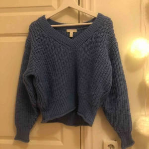  - Mysig stickad tröja, med fin blå färg! Den kommer från h&m💓 Frakt tillkommer och betalning sker via swish! Skicka för mer info