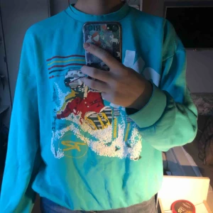  - Blå/grön sweatshirt med skidmotiv