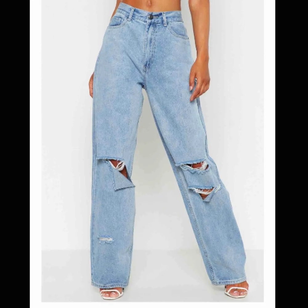 Ett par skit snygga stora jeans. Använt fåtal gånger. Det är dom på första bilden fast färgen på andra bilder. Kostnaden plus frakten.. Jeans & Byxor.