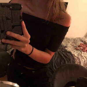  - Svart off-shoulder tröja från Vero Moda i storlek XS! Använd fåtal gånger och är i bra skick. Köparen står för frakt💓