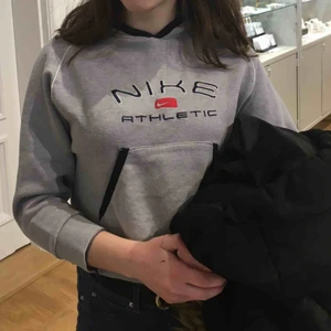  - Säljer denna Nike hoodie. XXS alltså liten och det barnstorlek. Passar trots allt mig som vanligtvis S. Den sitter tight och är korta i armarna. Tycker ändå att passformen är snyggt! 