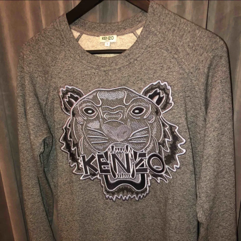 Säljer nu min fina Kenzo tröja som endast är använd ett fåtal gånger. Köpt på kenzos egna hemsida. Storlek small och gott skick. Kan gå ner i pris vid snabb affär!!. Hoodies.