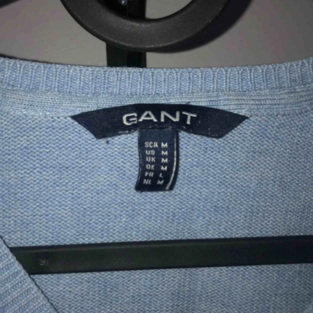 Säljer min ljusblåa ”stickade” tröja från Gant. Det är storlek M men den passar bättre på S då den är liten i storleken! Finns i Dala-Floda men kan tas till Falun. Kan även skickas men då står köparen för frakten 🥰. Stickat.