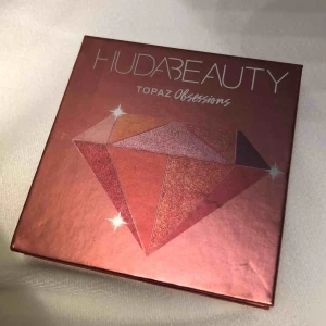  - Jättefina ögonskuggor från Huda beauty, säljes då jag fick den i present och för det inte är mina färger. Den är helt oanvänd men har lyckats gått sönder så har försökt laga dom ögonskuggorna som va sönder. KOM MED RIMLIGA PRISER!!! 