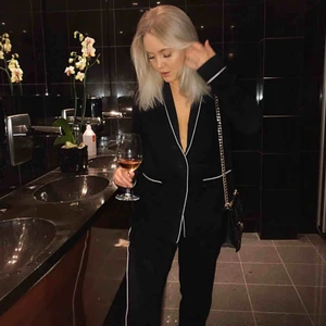  - Min favorit-kostym! Säljer pga viktuppgång, men jag vill så gärna att någon annan ska fortsätta gå i den. Kan lova att den är superskön - och supersnygg.  Upphämtas i Göteborg/Lidköping. Kan skickas, men då står köparen för frakt 💛