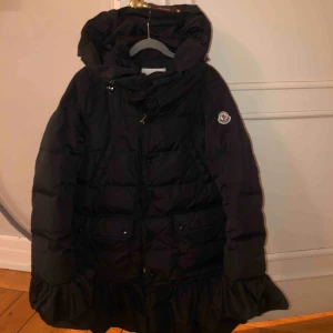  - moncler jacka som är i bra skick och knappt använd. Storlek 36 och nypris på ca 15 000