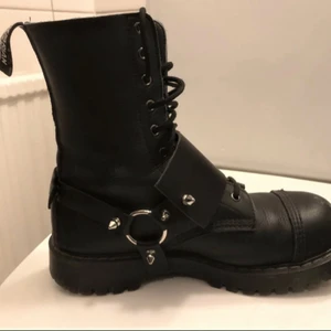  - Astuff bootstrap handgjord av mig! Gjord i läder och stängs med en ”klickknapp” baktill. 