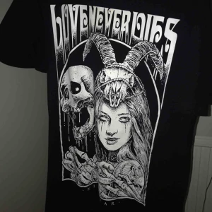  - Asball tröja från killstar, aldrig använd nypris 259kr