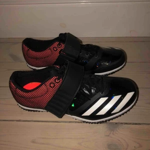  - Säljer ett par snygga spikskor för höjdhopp från Adidas i storlek 39,5 (passar de som har 38-39 i skostorlek) 👊🏽 Endast använda under en tävling inomhus och är därför som nya ⭐️⭐️⭐️ Nypris: 1300 kr